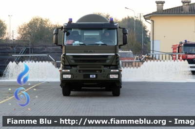 Iveco Trakker AD410T50 II serie
Veicolo spanditore schiuma per aeroporti
e zone ad alto rischio.
Allestimento Bai, modello VCS 40000 S
con trattore stradale 6x4
Parole chiave: Iveco Trakker_AD410T50_IIserie Bai militare