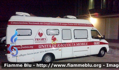 Mercedes Benz Sprinter II serie 
Consociazione Nazionale dei Gruppi Fratres delle Misericordie d'Italia in uso al Gruppo Donatori di Sangue Fratres Prato
Allestitore Sconosciuto
Restyling allestimento e livrea by CVS 


Parole chiave: Mercedes-Benz Sprinter_IIserie