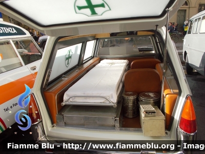 Lancia Flaminia 
Pubblica Assistenza Croce Verde Alessandria (AL)
Allestita Fissore Unico esemplare trasformato in ambulanza
Veicolo immatricolato nel 1961 come auto aziendale presso 
lo stabilimento Lancia di Torino, veniva  trasformata in
ambulanza dalla Carrozzeria Fissore di Savigliano per essere adibita a mezzo 
di soccorso all'interno dello stabilimento Lancia.
Automezzo esposto a Firenze - Piazza del Duomo 
in occasione della manifestazione "D'epoca 770" organizzata dalla
Misericordia di Firenze.
Parole chiave: Lancia Flaminia_D'epoca770