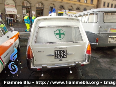 Lancia Flaminia
Pubblica Assistenza Croce Verde Alessandria (AL)
Allestita Fissore Unico esemplare trasformato in ambulanza
Veicolo immatricolato nel 1961 come auto aziendale presso 
lo stabilimento Lancia di Torino, veniva trasformata in
ambulanza dalla Carrozzeria Fissore di Savigliano per essere adibita a mezzo 
di soccorso all'interno dello stabilimento Lancia.
Automezzo esposto a Firenze - Piazza del Duomo 
in occasione della manifestazione "D'epoca 770" organizzata dalla
Misericordia di Firenze.
Parole chiave: Lancia Flaminica_D'epoca770