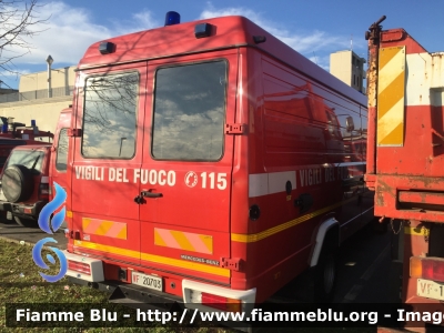 Mercedes-Benz Vario 612D
Vigili del Fuoco
Comando Provinciale di Pistoia
Ex Nucleo Operativo Chimico Speciale Mestre
VF 20703

Parole chiave: Mercedes-Benz Vario_612D VF20703 Santa_Barbara_2017