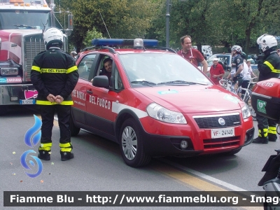 Fiat Sedici
Vigili del Fuoco
Comando Provinciale di Firenze
VF 24140
Vicolo attrezzato con Dae ed attrezzatura Saf
Scorta al Giro d'Italia 2015
Montecatini Terme


Parole chiave: Fiat Sedici_I_Girod&#039;Italia2015