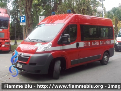 Citroen Jumper III serie
Vigili del Fuoco
Comando Provinciale di Firenze
VF 26877
Veicolo equipaggiato con Dae e attrezzatura Saf
Scorta al Giro d'Italia 2015
Montecatini Terme
Parole chiave: Citroen Jumpy_III_Girod'Italia2015