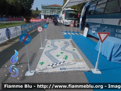 Iveco 370S
Polizia di Stato
Polizia Stradale
"Pullman Azzurro"
POLIZIA B2400
Scorta al Giro d'Italia 2015
Montecatini Terme
Particolare attrezzatura ludica

Parole chiave: Iveco 370_S Giro_Italia_2015