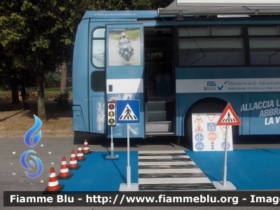 Iveco 370S
Polizia di Stato
Polizia Stradale
"Pullman Azzurro"
POLIZIA B2400
Scorta al Giro d'Italia 2015
Montecatini Terme
Particolare attrezzatura ludica

Parole chiave: Iveco 370_S Giro_Italia_2015