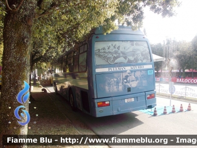 Iveco 370S
Polizia di Stato
Polizia Stradale
"Pullman Azzurro"
POLIZIA B2400
Scorta al Giro d'Italia 2015
Montecatini Terme

Parole chiave: Iveco 370_S Giro_Italia_2015