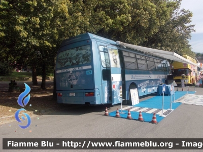 Iveco 370S
Polizia di Stato
Polizia Stradale
"Pullman Azzurro"
POLIZIA B2400
Scorta al Giro d'Italia 2015
Montecatini Terme

Parole chiave: Iveco 370_S Giro_Italia_2015