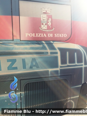 Iveco 370S
Polizia di Stato 
Pullman Azzurro
POLIZZA B2408
Fotografato in occasione della manifestazione Ecomobility a Montecatini Terme (PT) il 24/10/2015
Particolare Grafica
Parole chiave: Iveco 37S_pullmanazzurro