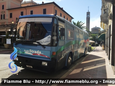 Iveco 370S
Polizia di Stato 
Pullman Azzurro
POLIZZA B2408
Fotografato in occasione della manifestazione Ecomobility a Montecatini Terme (PT) il 24/10/2015
Parole chiave: Iveco 37S_pullmanazzurro