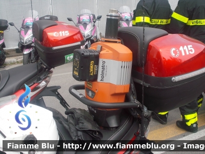 Piaggio MP3 Yourban
Vigili del Fuoco
Comando Provinciale di Firenze
VF A0032
VF A0033
Scorta al Giro d'Italia 2015
Montecatini Terme
Particolare estricatore
Parole chiave: Piaggio Mp3_Yourban_Girod'Italia2015