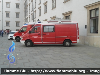 Mercedes-Benz Sprinter II serie
Österreich - Austria
Betriebsfeuerwher Bhö-Hofburg - Wien
Vigili del fuoco aziendali del Palazzo Imperia dell'Hofburg a Vienna
Allestimento Rosenbauer
KLF
W BTF100
Parole chiave: Mercedes-Benz Sprinter_IIserie