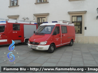 Mercedes-Benz Sprinter II serie
Österreich - Austria
Betriebsfeuerwher Bhö-Hofburg - Wien
Vigili del fuoco aziendali del Palazzo Imperia dell'Hofburg a Vienna
Allestimento Rosenbauer
KLF
W BTF100
Parole chiave: Mercedes-Benz Sprinter_IIserie