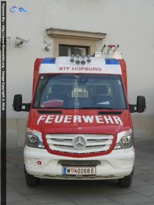 Mercedes-Benz Sprinter III serie restyle
Österreich - Austria
Betriebsfeuerwher Bhö-Hofburg - Wien
Vigili del fuoco aziendali del Palazzo Imperia dell'Hofburg a Vienna
KLF
Allestimento Rosenbauer
W40268E
Parole chiave: Mercedes-Benz Sprinter_IIIserie_restyle