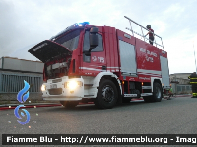 Iveco EuroCargo 180E30 III serie
Vigili del Fuoco
Comando Provinciale di Pavia
Distaccamento Volontario di Robbio (PV)
AutoBottePompa allestimento Iveco-Magirus
VF 26715

*Incendio ditta smaltimento rifiuti Eredi Bertè Mortara 2017*
Parole chiave: Iveco EuroCargo_180E30_IIIserie VF26715