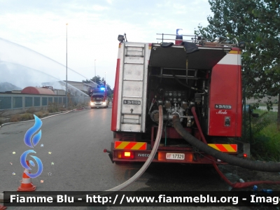 Iveco 190-26
Vigili del Fuoco
Comando Provinciale di Pavia
Distaccamento Volontario di Mede
AutoBottePompa allestimento Baribbi
VF 17329

*Incendio ditta smaltimento rifiuti Eredi Bertè Mortara 2017*
Parole chiave: Iveco 190-26 VF17329 Eredi_Bertè_Mortara_2017