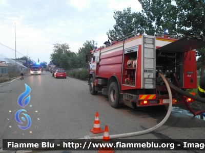 Iveco 190-26
Vigili del Fuoco
Comando Provinciale di Pavia
Distaccamento Volontario di Mede
AutoBottePompa allestimento Baribbi
VF 17329

*Incendio ditta smaltimento rifiuti Eredi Bertè Mortara 2017*
Parole chiave: Iveco 190-26 VF17329 Eredi_Bertè_Mortara_2017