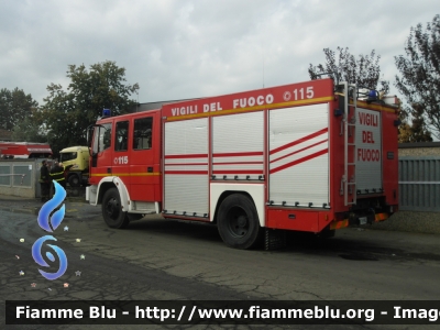 Iveco EuroFire 150E27 I serie
Vigili del Fuoco
Comando Provinciale di Pavia
Distaccamento Permanente di Vigevano (PV)
AutoPompaSerbatoio allestimento Iveco-Magirus
VF 18982

*Incendio ditta smaltimento rifiuti Eredi Bertè Mortara 2017*
Parole chiave: Iveco EuroFire_150E27_ VF18982