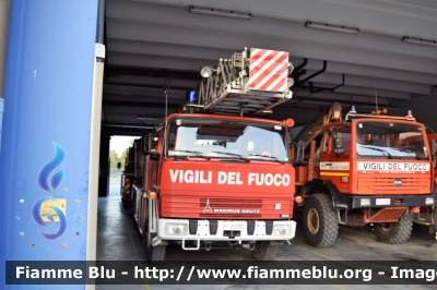 Iveco Magirus-Deutz 192D13
Vigili del Fuoco
Comando Provinciale di Venezia
Distaccamento di Mestre (VE)
AutoScala allestimento Iveco-Magirus
ex VVFV Silandro-Schlanders (BZ)
VF 25733
Parole chiave: Iveco Magirus-Deutz 192D13_VF25733