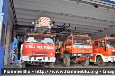 Iveco Magirus-Deutz 192D13
Vigili del Fuoco
Comando Provinciale di Venezia
Distaccamento di Mestre (VE)
AutoScala allestimento Iveco-Magirus
ex VVFV Silandro-Schlanders (BZ)
VF 25733
Parole chiave: Iveco Magirus-Deutz 192D13_VF25733