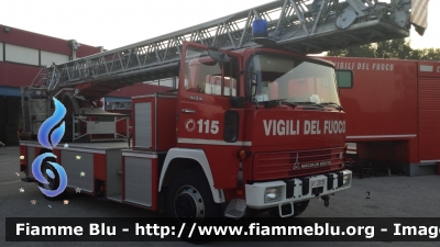 Iveco Magirus-Deutz 192D13 
Vigili del Fuoco
Comando Provinciale di Venezia
Distaccamento di Mestre (VE)
AutoScala allestimento Iveco-Magirus
ex VVFV Silandro-Schlanders (BZ)
VF 25733
Parole chiave: Iveco Magirus-Deutz 192D13 VF25733