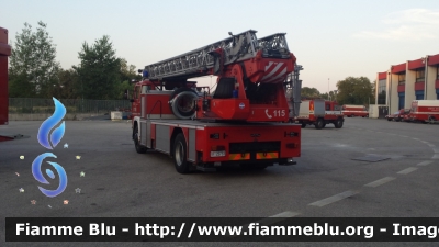 Iveco Magirus-Deutz 192D13 
Vigili del Fuoco
Comando Provinciale di Venezia
Distaccamento di Mestre (VE)
AutoScala allestimento Iveco-Magirus
ex VVFV Silandro-Schlanders (BZ)
VF 25733
Parole chiave: Iveco Magirus-Deutz 192D13 VF25733