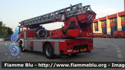 Iveco Magirus-Deutz 192D13 
Vigili del Fuoco
Comando Provinciale di Venezia
Distaccamento di Mestre (VE)
AutoScala allestimento Iveco-Magirus
ex VVFV Silandro-Schlanders (BZ)
VF 25733
Parole chiave: Iveco Magirus-Deutz 192D13 VF25733