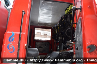 Iveco 190-26
Vigili del Fuoco
Comando Provinciale di Belluno
Distaccamento Volontario di Zoldo Alto (BL)
AutoPompaSerbatoio allestimento Baribbi
-Cabina posteriore-
VF 16716
Parole chiave: Iveco 190 VF16716