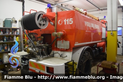 Iveco OM 155
Vigili del Fuoco
Comando Provinciale di Belluno
Distaccamento Volontario di Colle Santa Lucia (BL)
AutoBottePompa ricondizionata da Carrozzeria Fortini
Fuori servizio 
VF 10869
Parole chiave: Iveco OM_155 VF10869