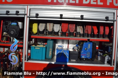 Iveco 190-26
Vigili del Fuoco
Comando Provinciale di Belluno
Distaccamento Volontario di Selva di Cadore (BL)
AutoPompaSerbatoio allestimento Baribbi
-Vano manichette e attrezzatura tecnica-
VF 16583
Parole chiave: Iveco 190 VF16583