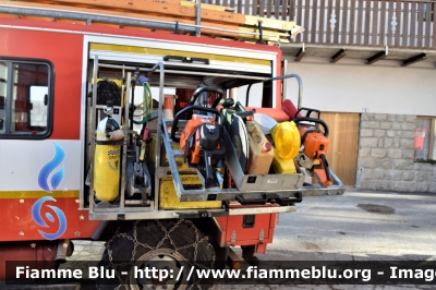 Iveco VM90
Vigili del Fuoco
Comando Provinciale di Belluno
Distaccamento Volontario di Selva di Cadore (BL)
Polisoccorso allestimento Baribbi
VF 17975
Parole chiave: Iveco VM90 VF17975