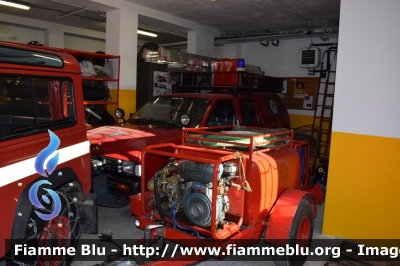 Nissan Pick-Up
Vigili del Fuoco
Comando Provinciale di Belluno
Distaccamento Volontario di Selva di Cadore (BL)
Utilizzato come carro luce 
Veicolo con targa civile AC 963 DH
Parole chiave: Nissan Pick-Up