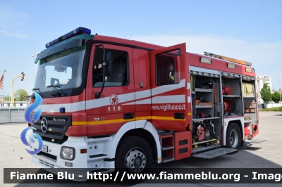 Mercedes-Benz Actros 1841 II serie
Vigili del Fuoco
Comando Provinciale di Venezia 
Distaccamento permanente di Jesolo 
AutoPompaSerbatoio allestimento BAI
VF 22614
Parole chiave: Mercedes-Benz Actros_1841_IIserie VF22614