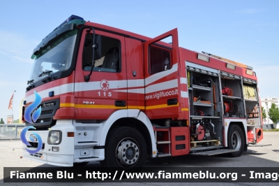 Mercedes-Benz Actros 1841 II serie
Vigili del Fuoco
Comando Provinciale di Venezia 
Distaccamento permanente di Jesolo 
AutoPompaSerbatoio allestimento BAI
VF 22614
Parole chiave: Mercedes-Benz Actros_1841_IIserie VF22614