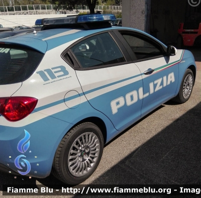 Alfa-Romeo Nuova Giulietta restyle
Polizia di Stato
Reparto Prevenzione Crimine
Allestita NCT Nuova Carrozzeria Torinese
POLIZIA M1347
Parole chiave: Alfa-Romeo Nuova_Giulietta_restyle POLIZIAM1347