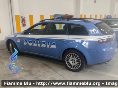 Alfa-Romeo 159 Sportwagon Q4
Polizia di Stato
Polizia Stradale
Allestimento Marazzi
Con stemma celebrativo "70 Anni Polizia Stradale"
Parole chiave: Alfa-Romeo 159_Sportwagon_Q4