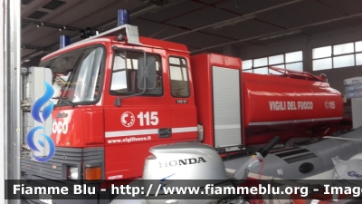 Iveco 145-17
Vigili del Fuoco
Comando Provinciale di Belluno
Distaccamento Permanente di Feltre (BL)
AutoBotte per acqua potabile ex aviorifornitore Polizia ricondizionata Fortini
VF 27071
Parole chiave: Iveco 145-17 VF27071