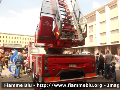 Iveco EuroCargo 180E32 III serie
Vigili del Fuoco
Comando Provinciale di Milano
Distaccamento Permanente di Sesto San Giovanni (MI)
AutoScala M39L da 39 metri allestimento Magirus
VF 27319
Parole chiave: Iveco EuroCargo_180E32_IIIserie VF27319