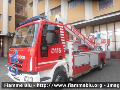 Iveco EuroCargo 110EL22 III serie
Vigili del Fuoco
Comando Provinciale di Milano
Piattaforme aeree ribassate 
da 30 metri di sviluppo massimo
Allestimento Multitel-Pagliero
VF 27130
Parole chiave: Iveco EuroCargo_110EL22_IIIserie VF27130