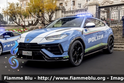 Lamborghini Urus Performante
Polizia di Stato
Polizia Stradale
POLIZIA M9450
Parole chiave: Lamborghini Urus_Performante POLIZIAM9450