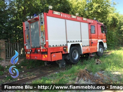 Mercedes-Benz Actros 1832 II serie
Vigili del Fuoco
Comando Provinciale di Bologna
AutoPompaSerbatoio bimodale (strada-rotaia) allestimento Bai-Zagro
VF 24124
Parole chiave: Mercedes-Benz Actros_1832_IIserie VF24124