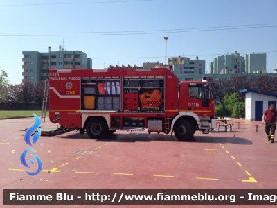 Iveco EuroTech 190E35 "One"
Vigili del Fuoco
Comando Provinciale di Milano
Nucleo NBCR
Allestimento Iveco-Magirus
VF 21923
Parole chiave: Iveco EuroTech_190E35_"One" VF21923