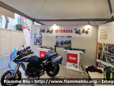 Yamaha Tracer 900GT
Polizia di Stato
Squadra Volante
allestito Elevox
decorazione grafica Artlantis
Parole chiave: Yamaha Tracer_900GT