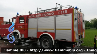 Iveco OM 160
Vigili del Fuoco
Comando Provinciale di Treviso
Distaccamento Volontario di Gaiarine
AutoPompaSerbatoio allestimento Baribbi
VF 12001
Parole chiave: Iveco OM_160 VF12001