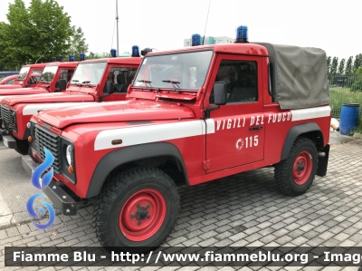 Land Rover Defender 90
Vigili del Fuoco
Comando Provinciale di Treviso
VF 23882
Parole chiave: Land-Rover Defender_90 VF23882