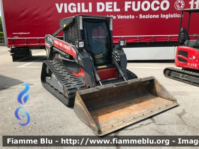 New Holland C185
Vigili del Fuoco
Comando Provinciale di Treviso
VF 26332
Parole chiave: New Holland_C185 VF26332