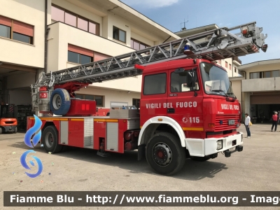 Iveco 190-26
Vigili del Fuoco
Comando Provinciale di Treviso
Distaccamento Permanente di Conegliano (TV)
AutoScala allestimento Magirus
VF 16768
Parole chiave: Iveco 190-26 VF16768