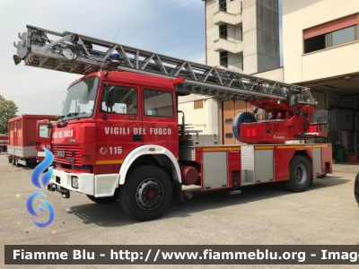 Iveco 190-26
Vigili del Fuoco
Comando Provinciale di Treviso
Distaccamento Permanente di Conegliano (TV)
AutoScala allestimento Magirus
VF 16768
Parole chiave: Iveco 190-26 VF16768