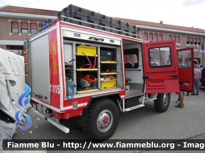 Iveco VM90
Vigili del Fuoco
Comando Provinciale di Venezia
Distaccamento Permanente di Venezia-Mestre (VE)
Nucleo USAR
Allestimento Baggio & De Sordi
VF 15955
Parole chiave: Iveco VM90 VF15955