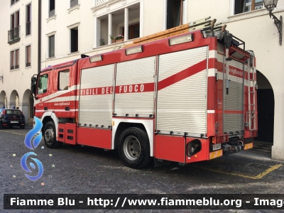 Mercedes-Benz Actros 1841 II serie
Vigili del Fuoco
Comando Provinciale di Treviso
Distaccamento Permanente di Conegliano (TV)
AutoPompaSerbatoio allestimento Bai
VF 24479
Parole chiave: Mercedes-Benz Actros_1841_IIserie VF24479