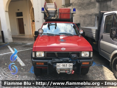 Nissan Pick-Up
Vigili del Fuoco
Comando Provinciale di Belluno
Distaccamento Volontario di Selva di Cadore (BL)
Utilizzato come carro luce 
Veicolo con targa civile AC 963 DH
Parole chiave: Nissan Pick_Up AC963DH Ventennale_VVF_Asolo